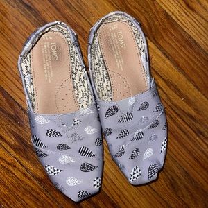 Gray Teardrop Toms